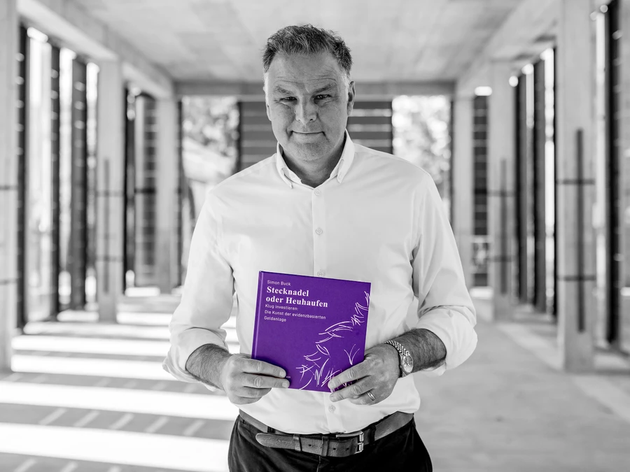 Simon Buck mit seinem Buch „Stecknadel oder Heuhaufen“